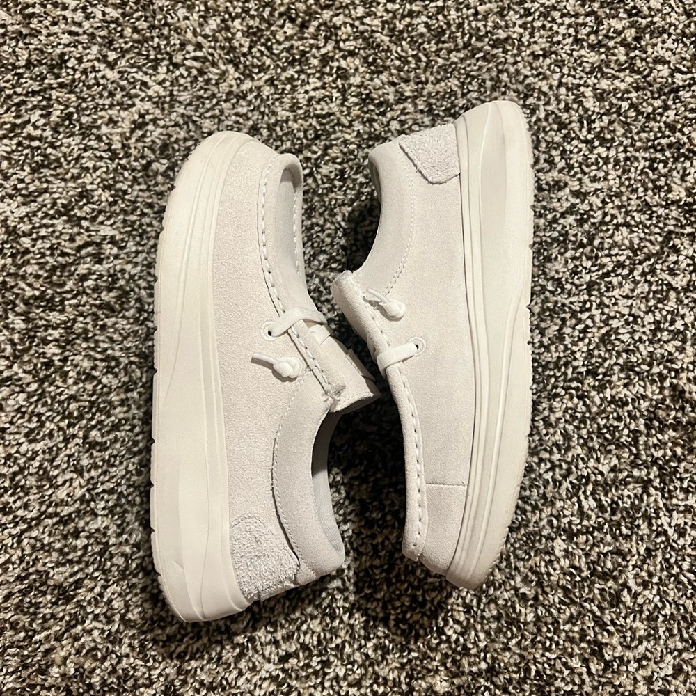 White hey dudes
